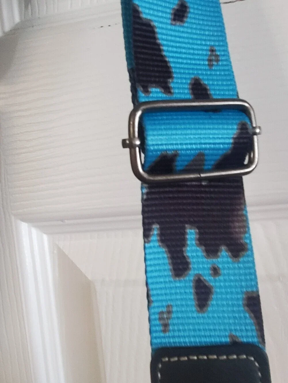 WRANGLER NWT COW PRINT TURQUOISE  BLACK . GUITAR STRAP. CROSSBODY BAG